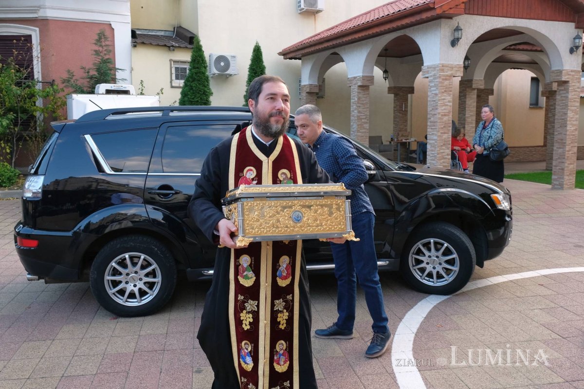 Moaștele Sfântului Nectarie la centrul bucureștean de îngrijiri paliative care-i poartă numele 131796