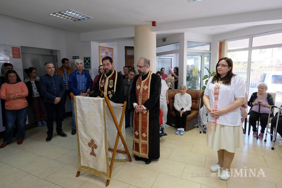 Moaștele Sfântului Nectarie la centrul bucureștean de îngrijiri paliative care-i poartă numele 131803