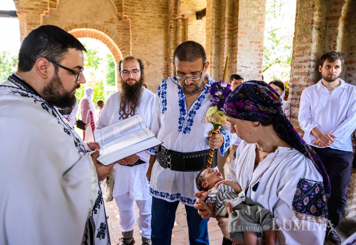 Lumina albului bisericii din Bălteni 133965