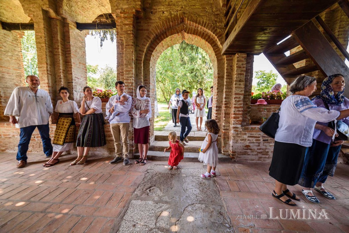 Lumina albului bisericii din Bălteni 133973