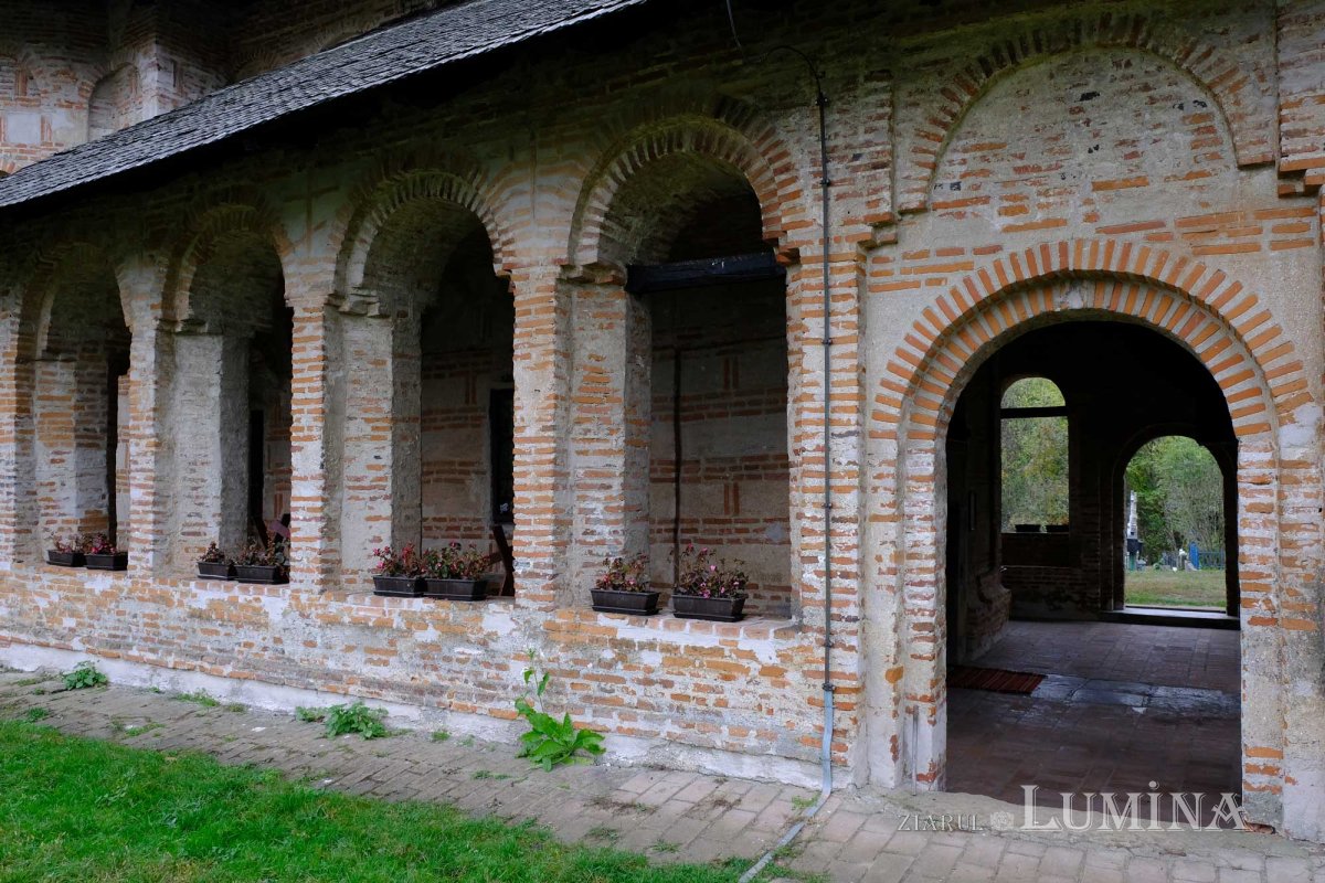 Lumina albului bisericii din Bălteni 133978