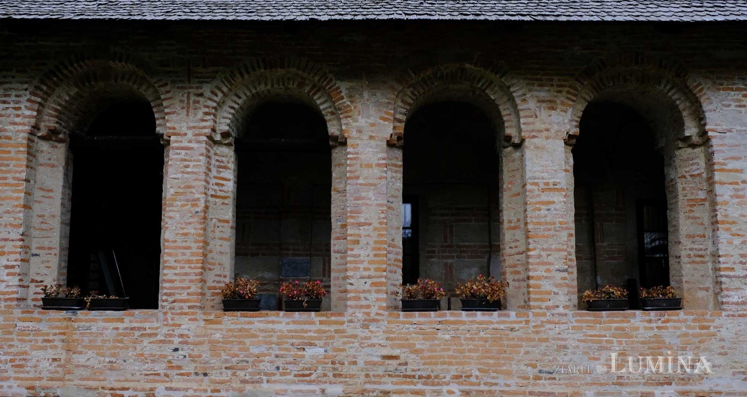 Lumina albului bisericii din Bălteni 133981