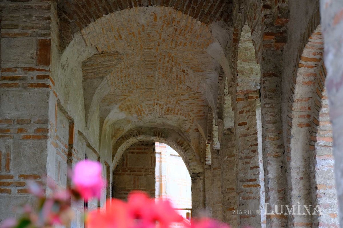 Lumina albului bisericii din Bălteni 133983