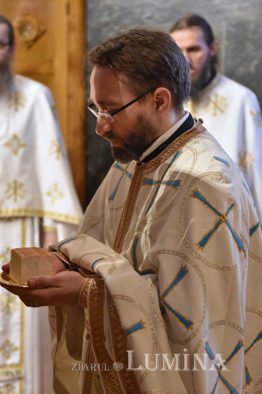 Redactorul de la „Lumina de Duminică” a primit hirotonia întru preot 136111