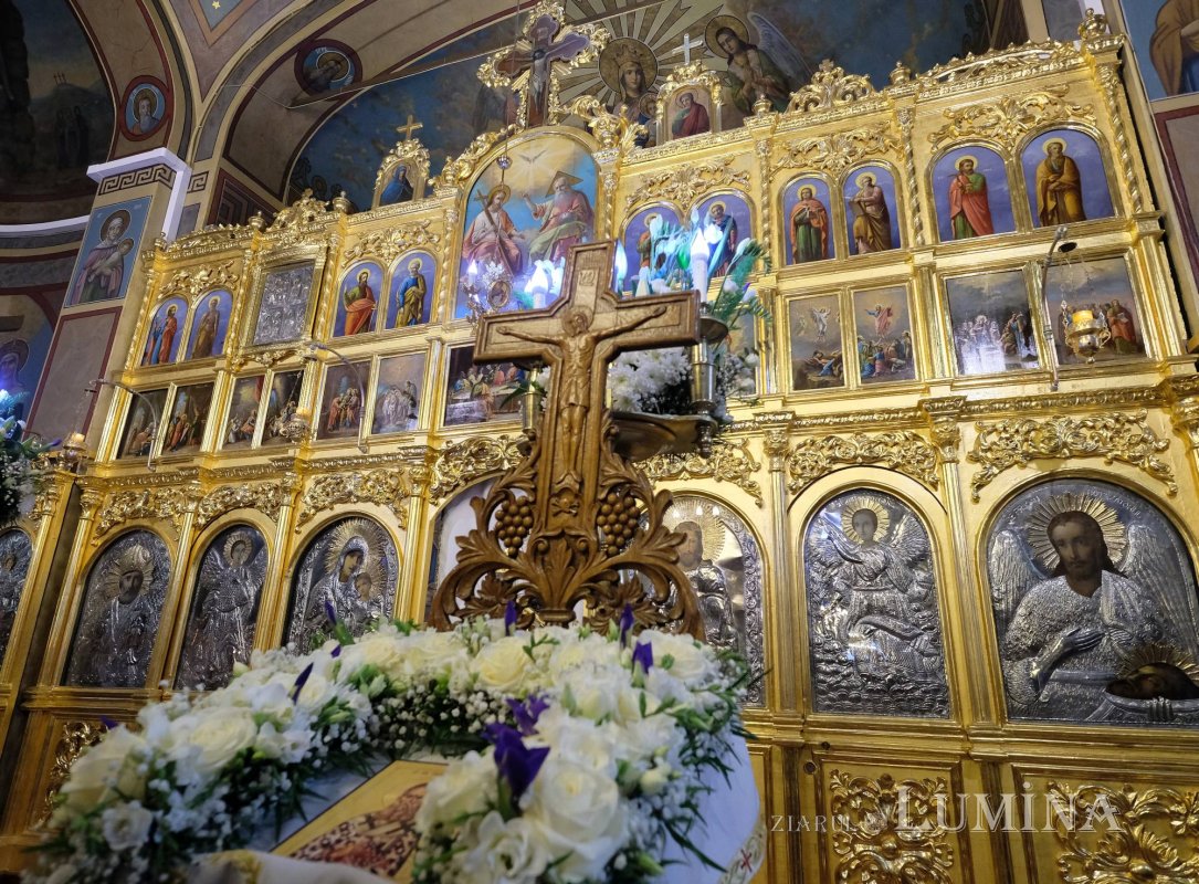 „Catapeteasma unei biserici este icoana Împărăţiei cerurilor” 137862