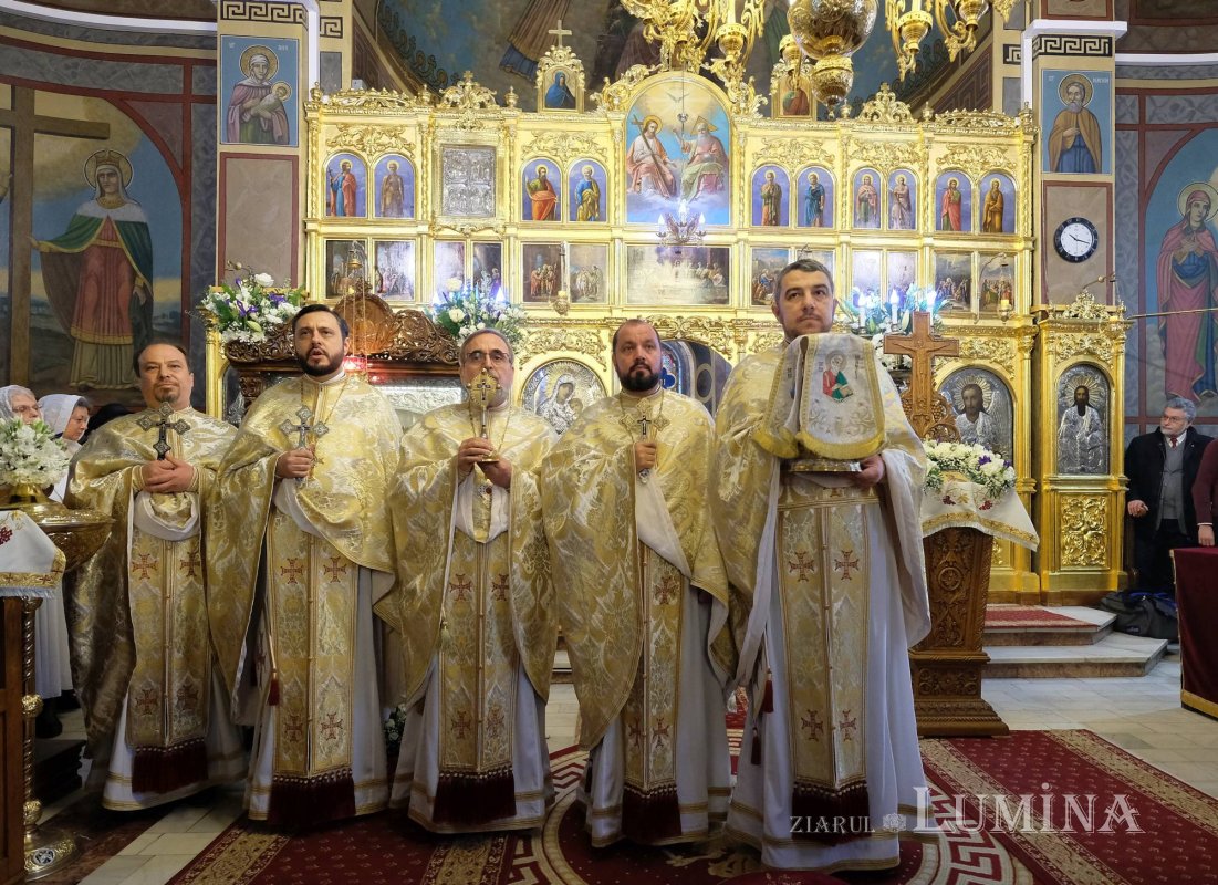 „Catapeteasma unei biserici este icoana Împărăţiei cerurilor” 137863