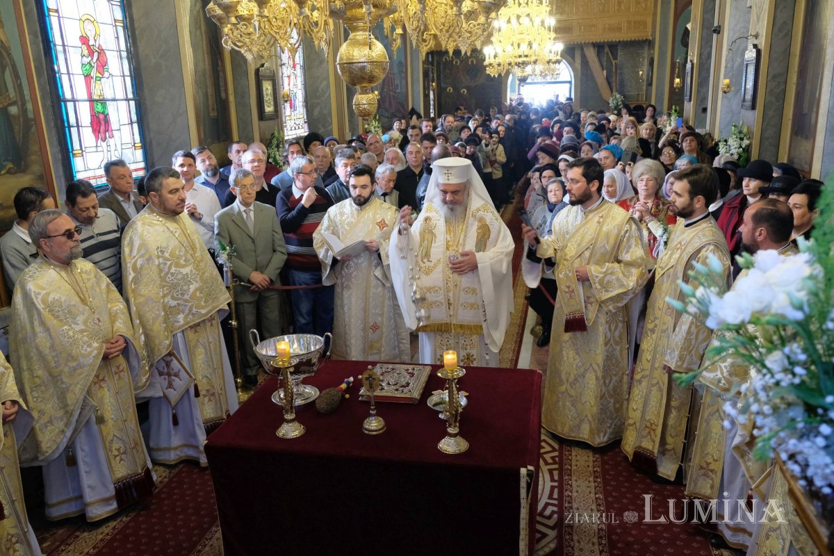 „Catapeteasma unei biserici este icoana Împărăţiei cerurilor” 137866