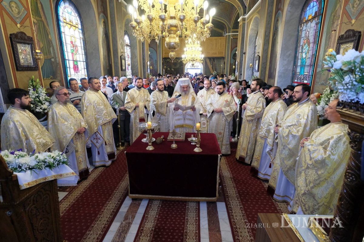 „Catapeteasma unei biserici este icoana Împărăţiei cerurilor” 137867