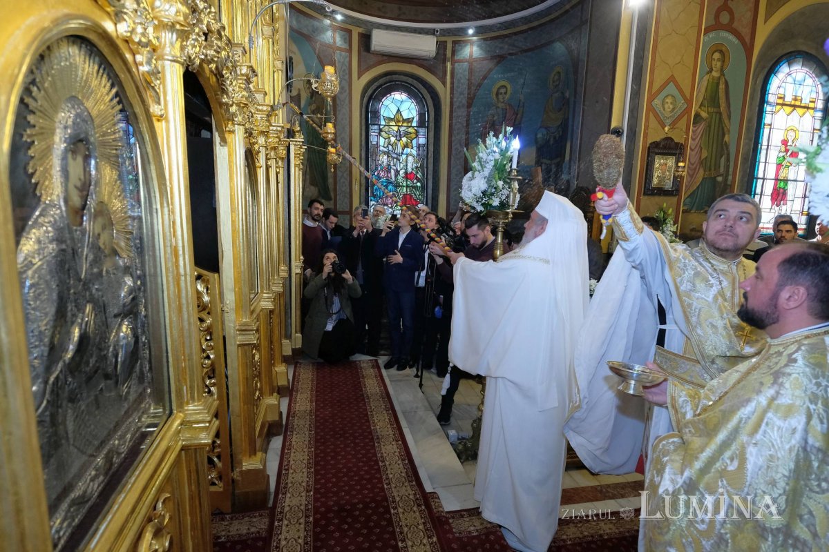 „Catapeteasma unei biserici este icoana Împărăţiei cerurilor” 137872