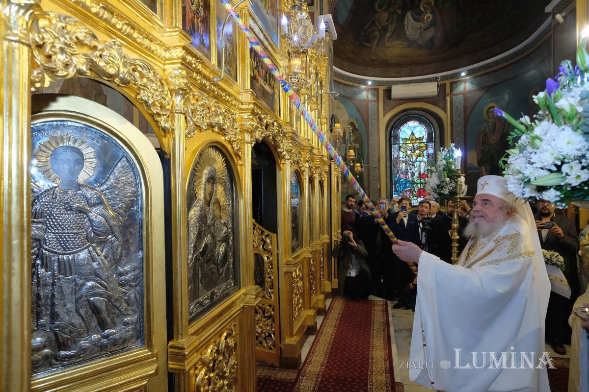 „Catapeteasma unei biserici este icoana Împărăţiei cerurilor” 137873