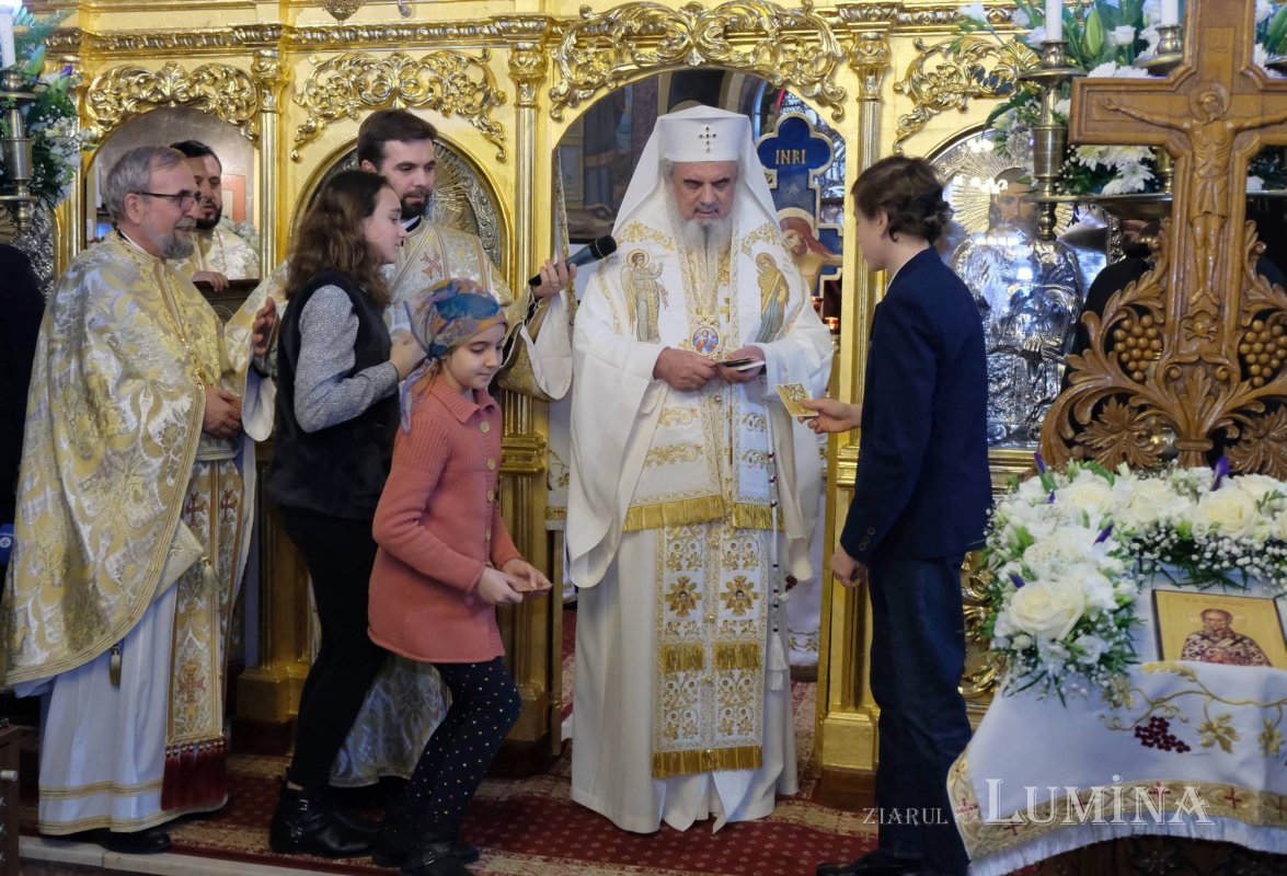 „Catapeteasma unei biserici este icoana Împărăţiei cerurilor” 137884