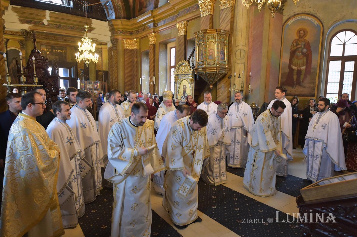 Sărbătoarea Sfinților Trei Ierarhi, icoană a comuniunii şi frăţietăţii 138233