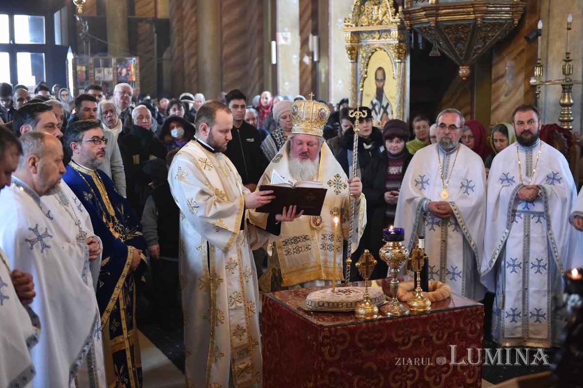 Sărbătoarea Sfinților Trei Ierarhi, icoană a comuniunii şi frăţietăţii 138246