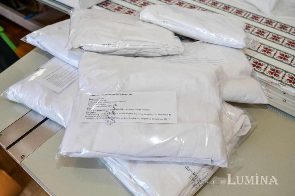 Arhiepiscopia Bucureștilor confecționează măști și combinezoane de protecție 142351