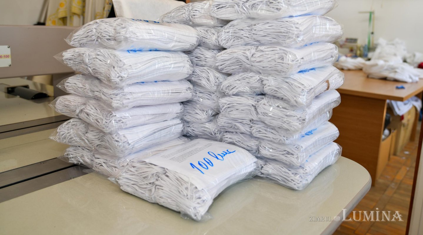 Arhiepiscopia Bucureștilor confecționează măști și combinezoane de protecție 142354