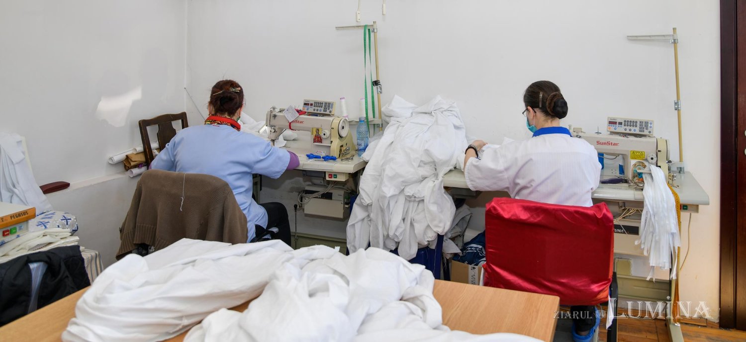 Arhiepiscopia Bucureștilor confecționează măști și combinezoane de protecție 142358