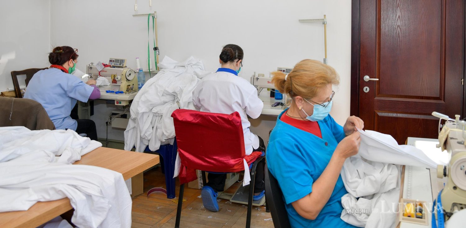 Arhiepiscopia Bucureștilor confecționează măști și combinezoane de protecție 142359