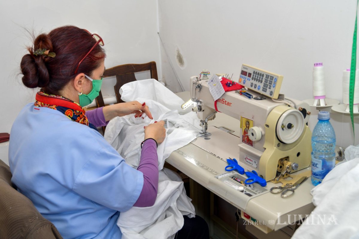 Arhiepiscopia Bucureștilor confecționează măști și combinezoane de protecție 142360