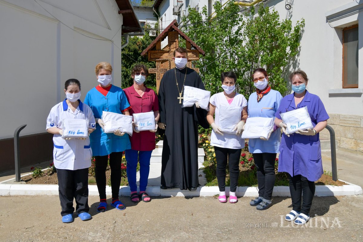 Arhiepiscopia Bucureștilor confecționează măști și combinezoane de protecție 142365