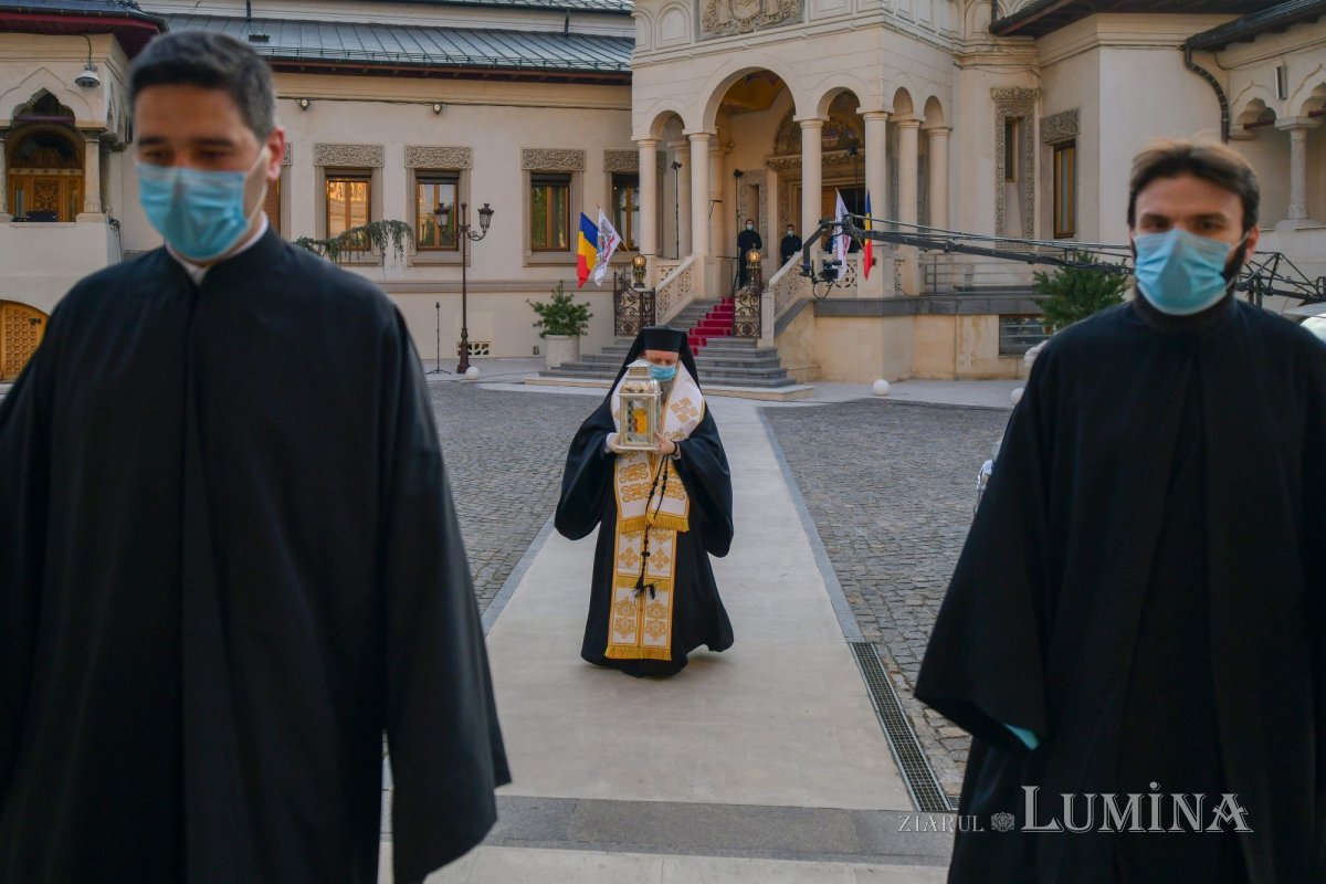 Sfânta Lumină de la Ierusalim a fost adusă în țară  143181