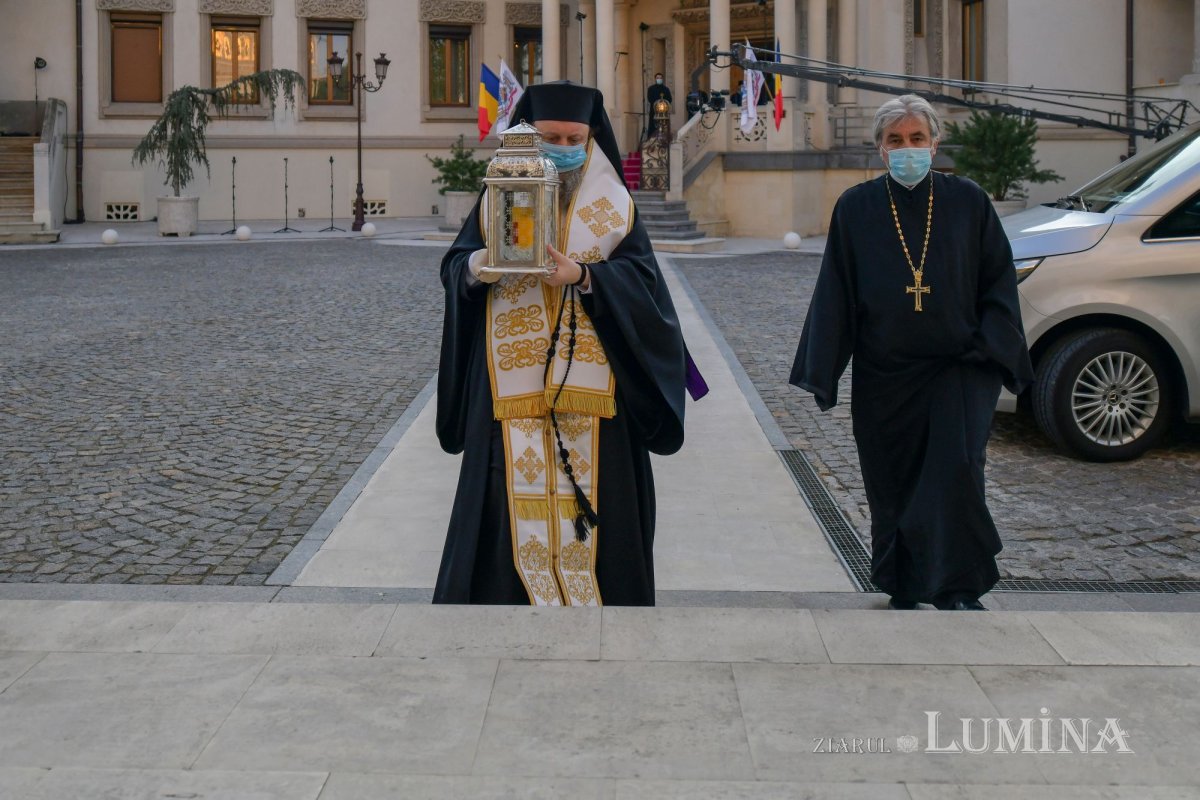 Sfânta Lumină de la Ierusalim a fost adusă în țară  143182