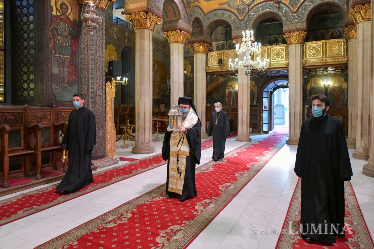 Sfânta Lumină de la Ierusalim a fost adusă în țară  143185