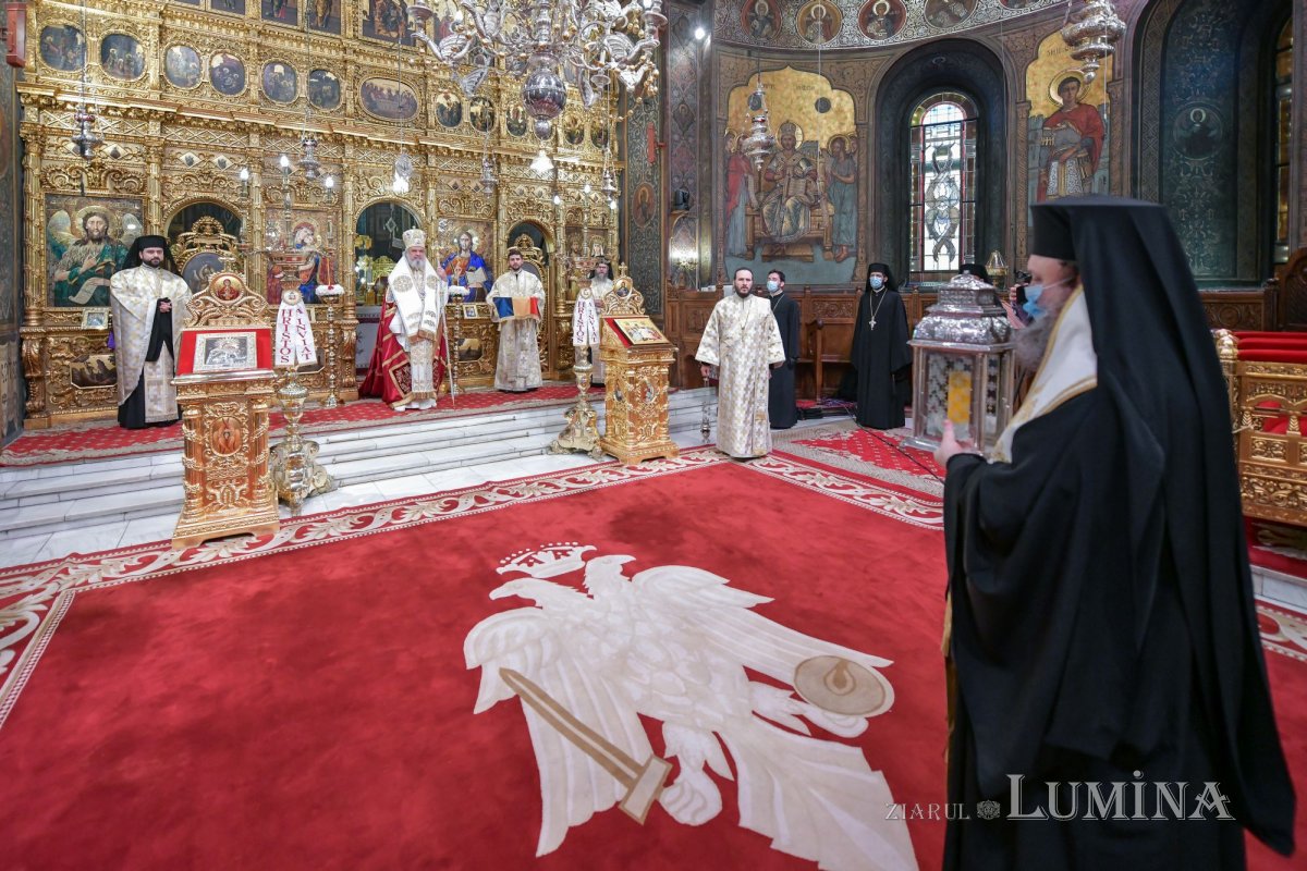 Sfânta Lumină de la Ierusalim a fost adusă în țară  143187