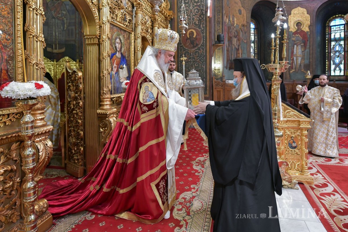 Sfânta Lumină de la Ierusalim a fost adusă în țară  143189