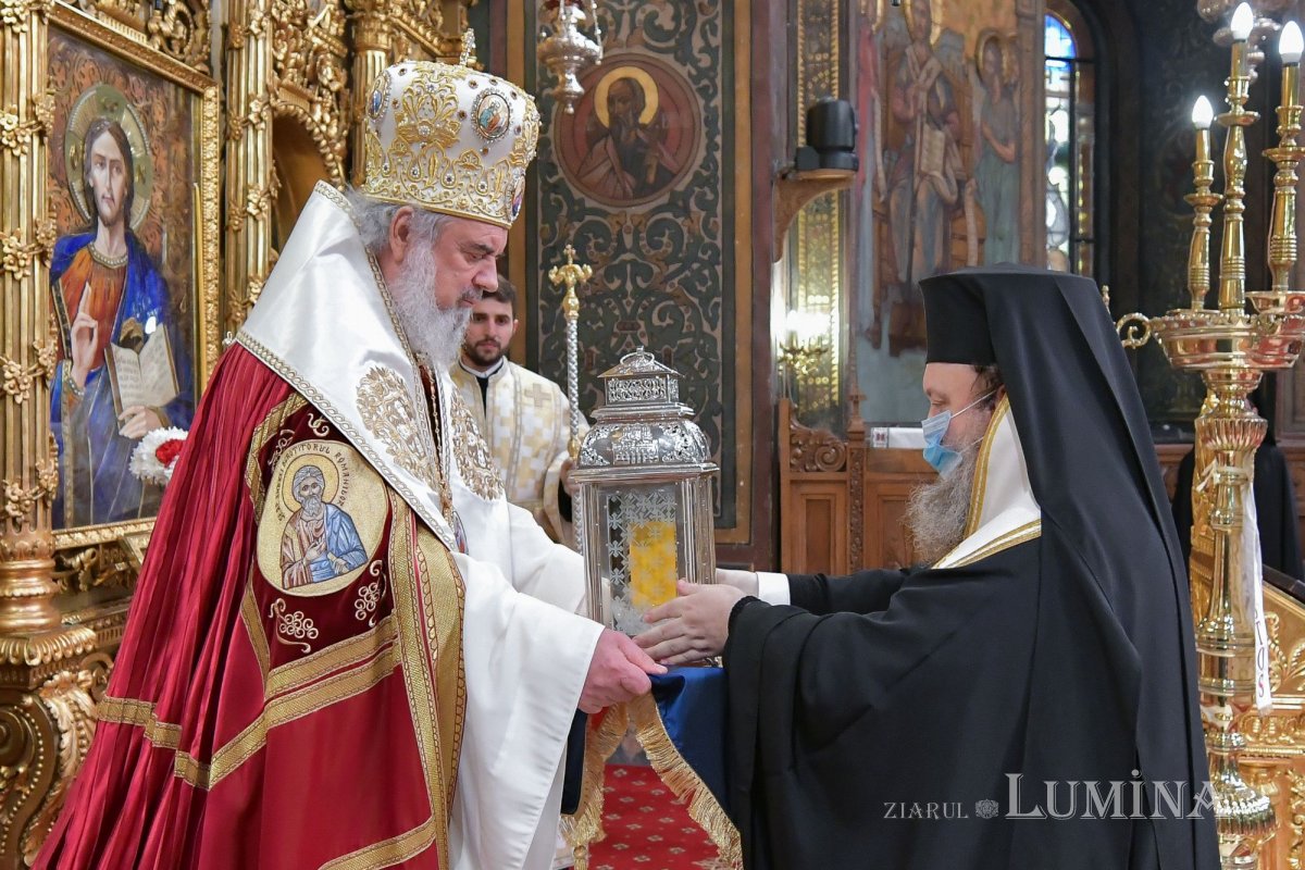 Sfânta Lumină de la Ierusalim a fost adusă în țară  143190