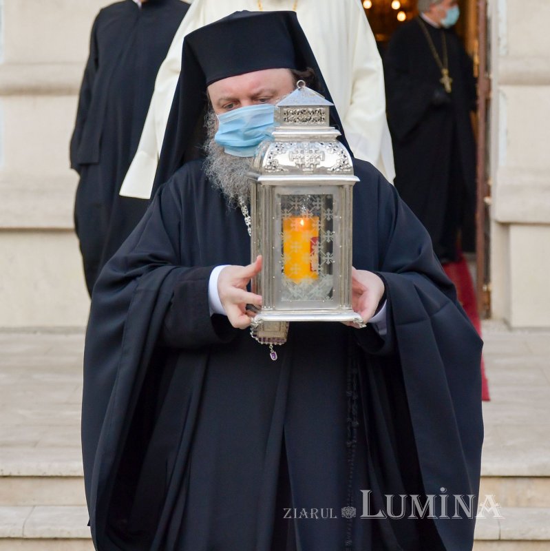 Sfânta Lumină de la Ierusalim a fost adusă în țară  143196