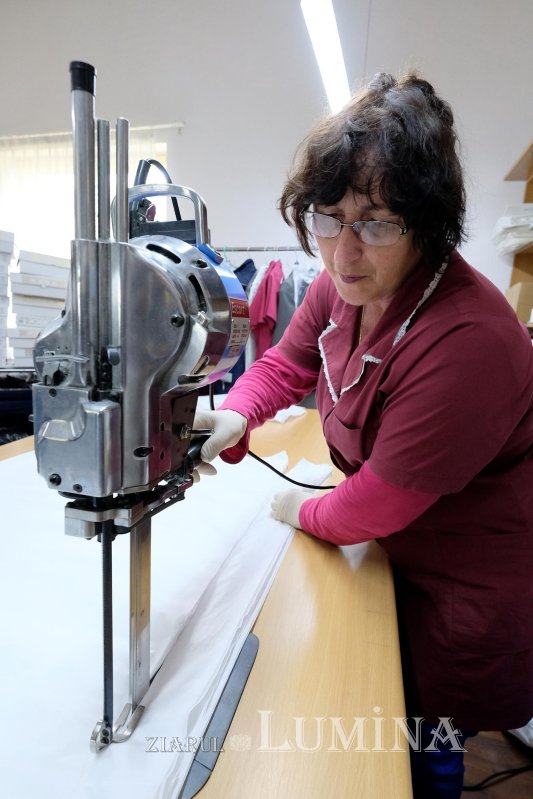 Arhiepiscopia Bucureştilor confecţionează noi combinezoane de protecţie 144071