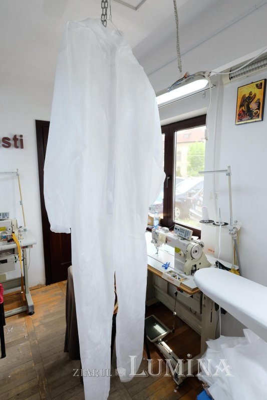 Arhiepiscopia Bucureştilor confecţionează noi combinezoane de protecţie 144074