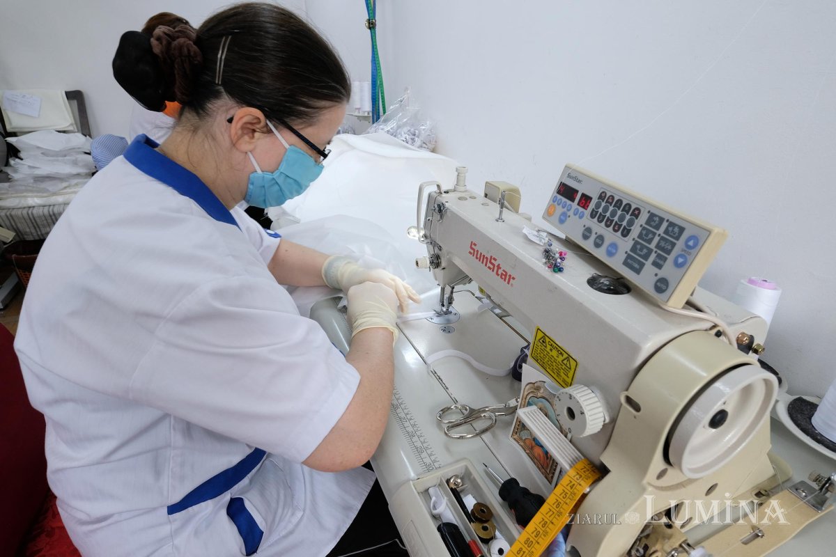 Arhiepiscopia Bucureştilor confecţionează noi combinezoane de protecţie 144075