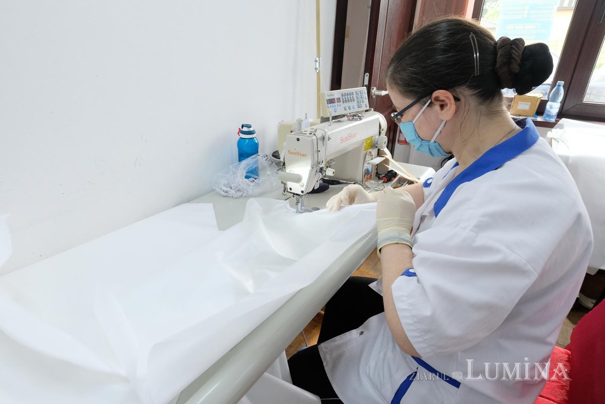 Arhiepiscopia Bucureştilor confecţionează noi combinezoane de protecţie 144076
