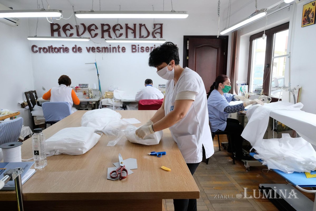 Arhiepiscopia Bucureştilor confecţionează noi combinezoane de protecţie 144079