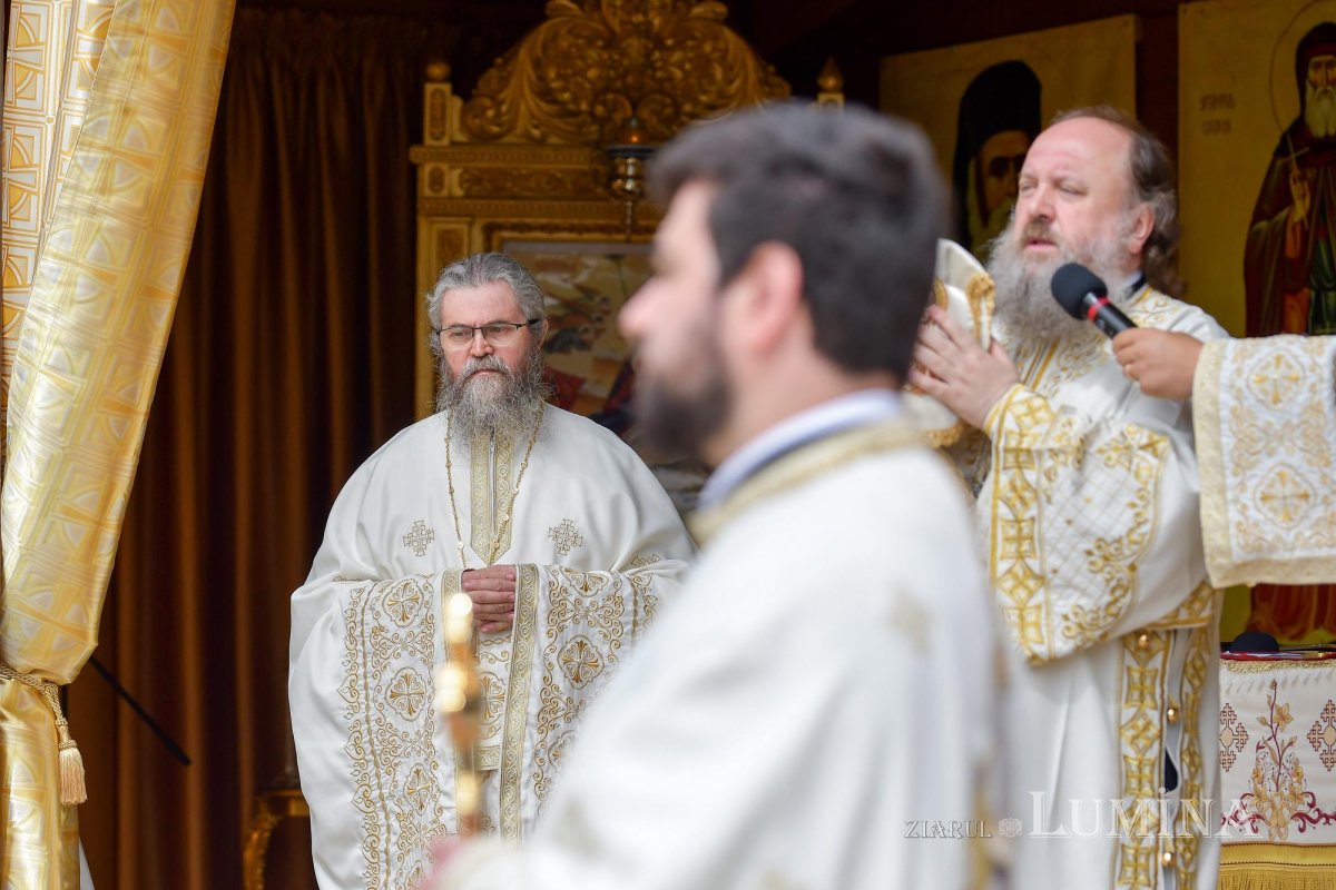 Slujire arhierească în Duminica Samarinencei pe Colina Bucuriei 144862
