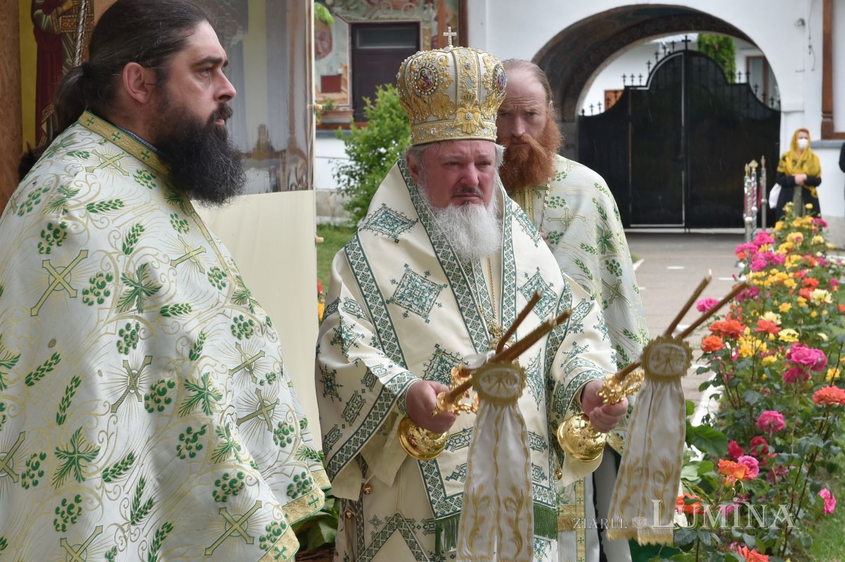 Pogorârea Sfântului Duh, prăznuită la mănăstirea ilfoveană Cernica 146242