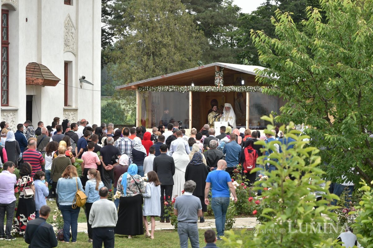Pogorârea Sfântului Duh, prăznuită la mănăstirea ilfoveană Cernica 146253