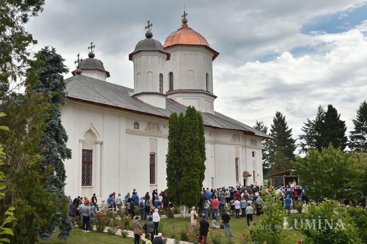 Pogorârea Sfântului Duh, prăznuită la mănăstirea ilfoveană Cernica 146254