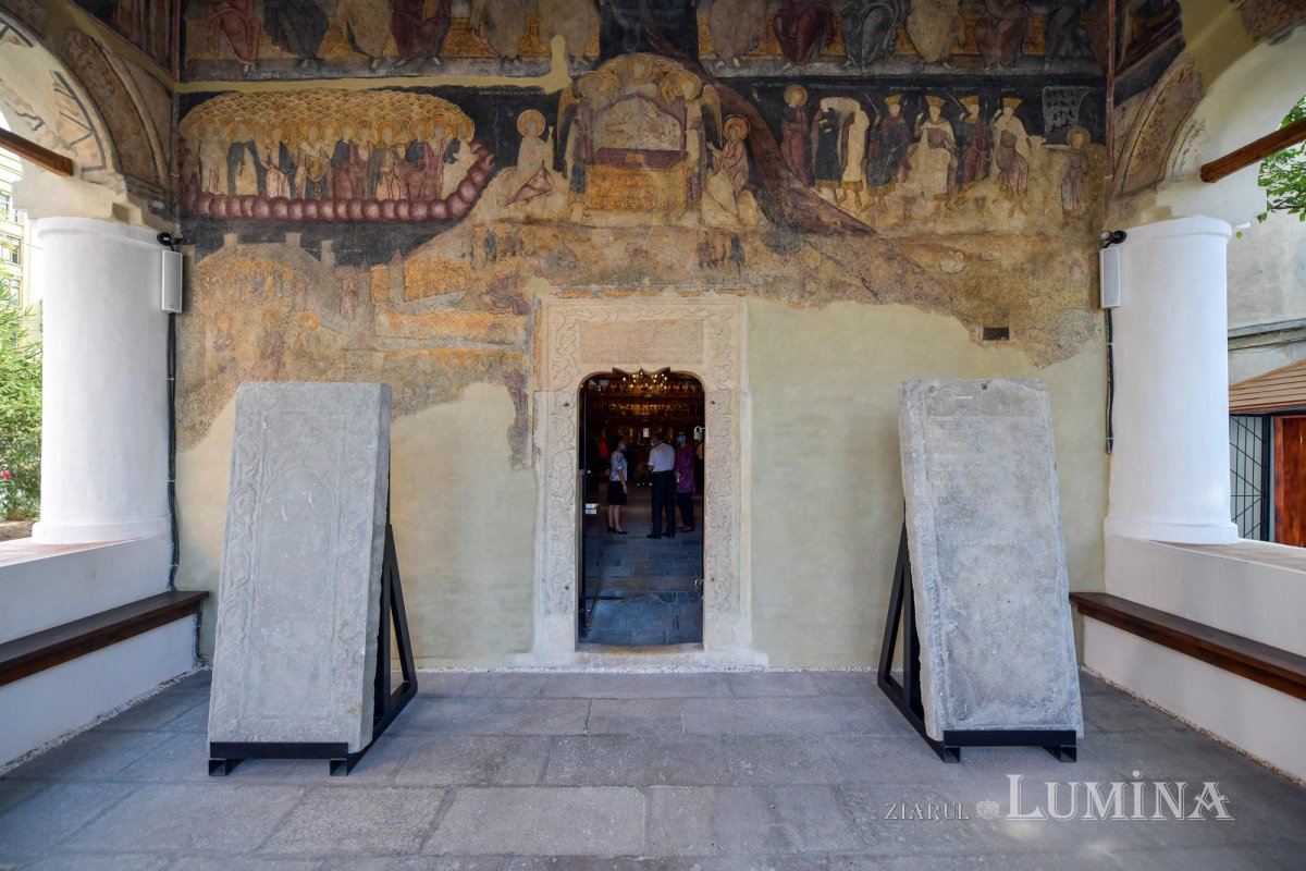 Biserica Scaune din Bucureşti a primit veșmântul sfințeniei 149547