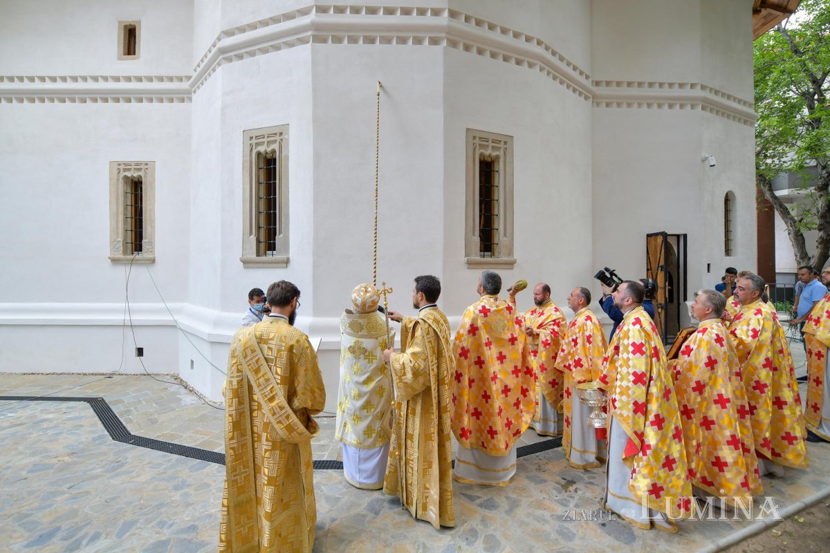 Biserica Scaune din Bucureşti a primit veșmântul sfințeniei 149559