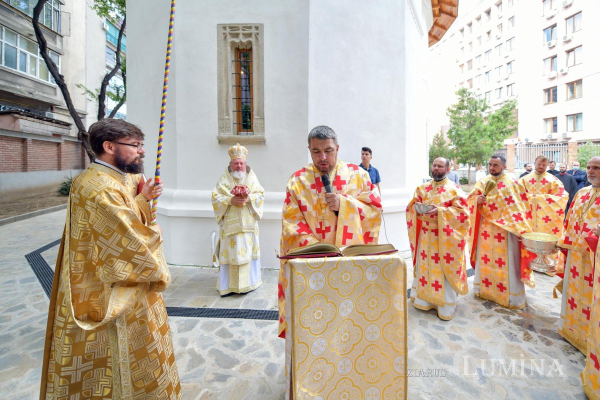 Biserica Scaune din Bucureşti a primit veșmântul sfințeniei 149560