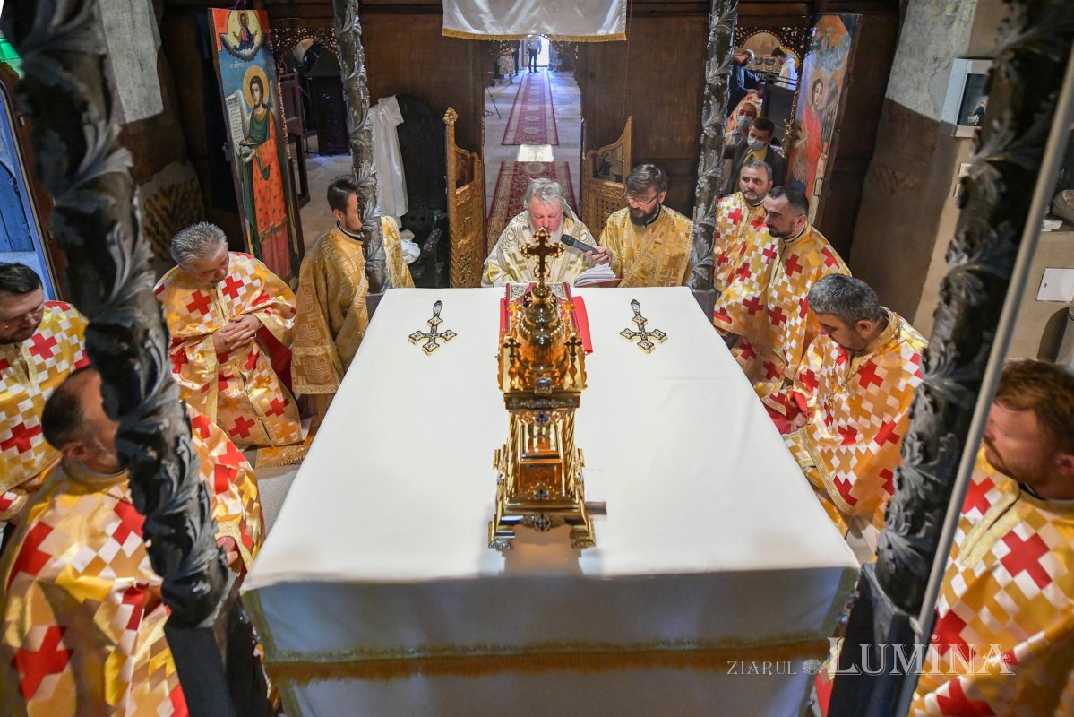 Biserica Scaune din Bucureşti a primit veșmântul sfințeniei 149572