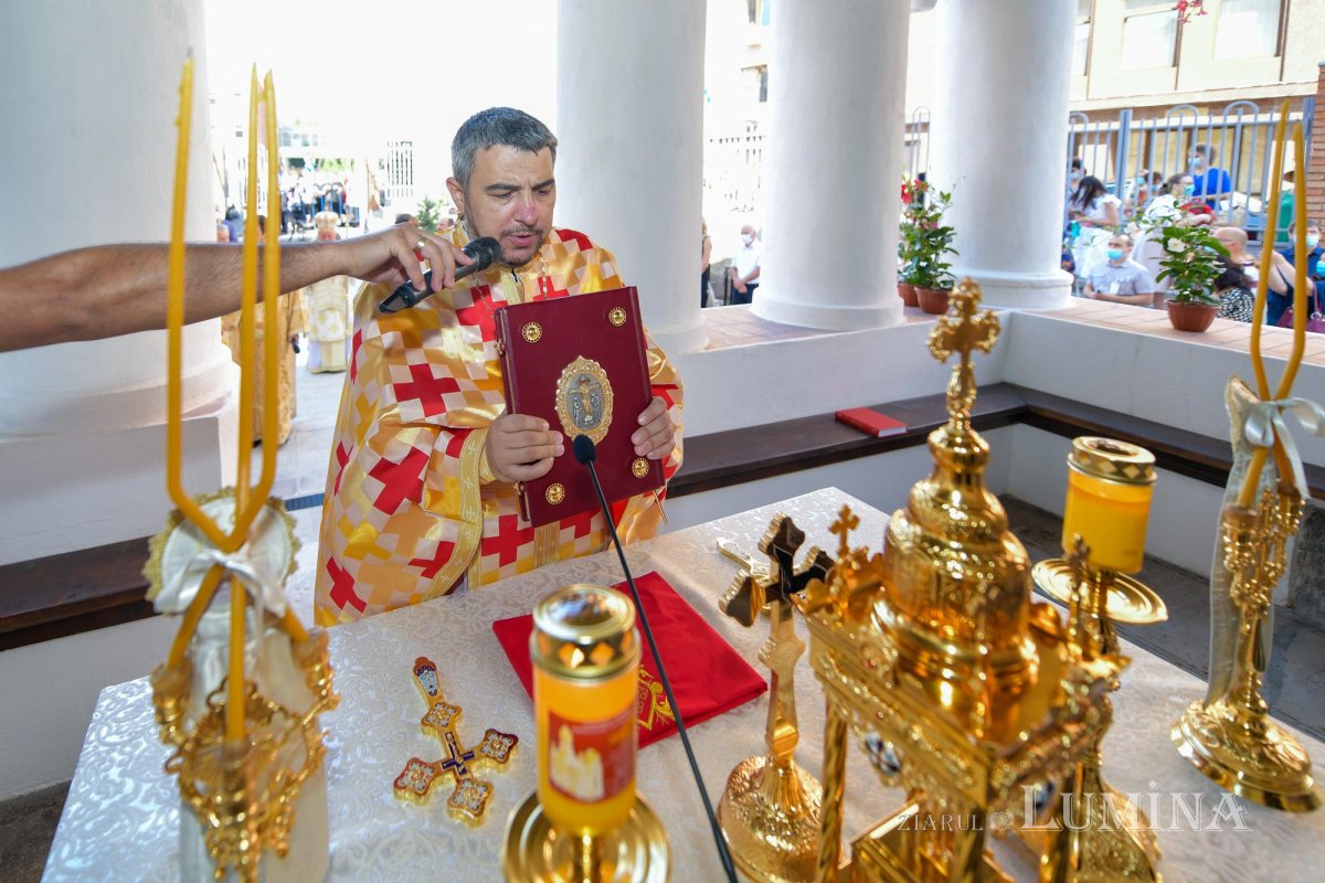 Biserica Scaune din Bucureşti a primit veșmântul sfințeniei 149576