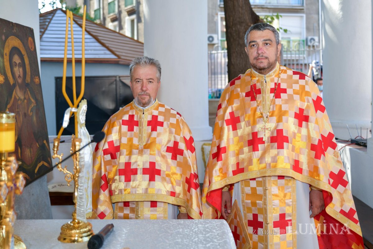 Biserica Scaune din Bucureşti a primit veșmântul sfințeniei 149580