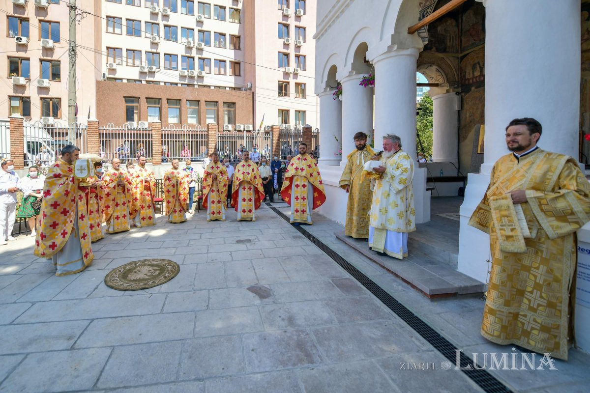 Biserica Scaune din Bucureşti a primit veșmântul sfințeniei 149586