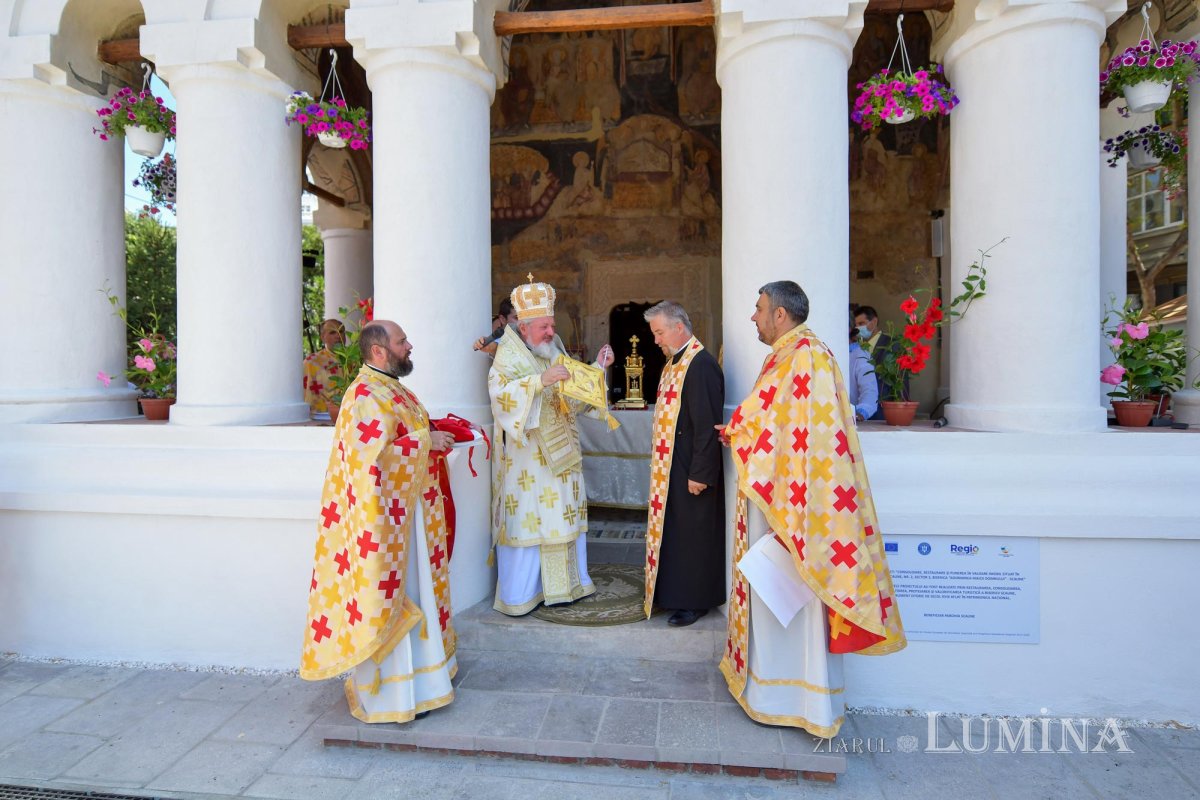 Biserica Scaune din Bucureşti a primit veșmântul sfințeniei 149588