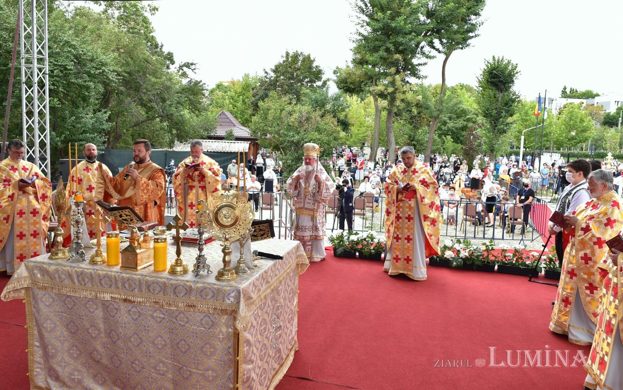 Veșmântul sfințeniei pentru Biserica „Acoperământul Maicii Domnului”-Titan 150921
