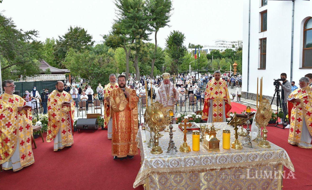 Veșmântul sfințeniei pentru Biserica „Acoperământul Maicii Domnului”-Titan 150923