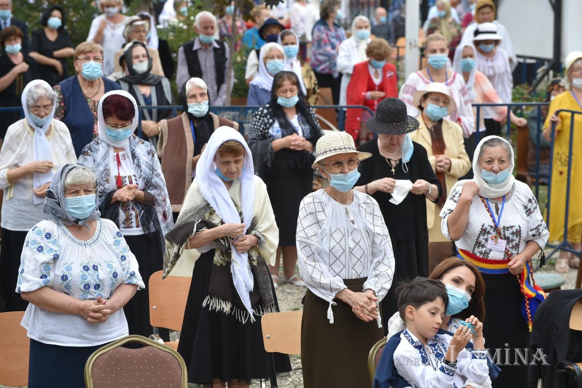 Veșmântul sfințeniei pentru Biserica „Acoperământul Maicii Domnului”-Titan 150924